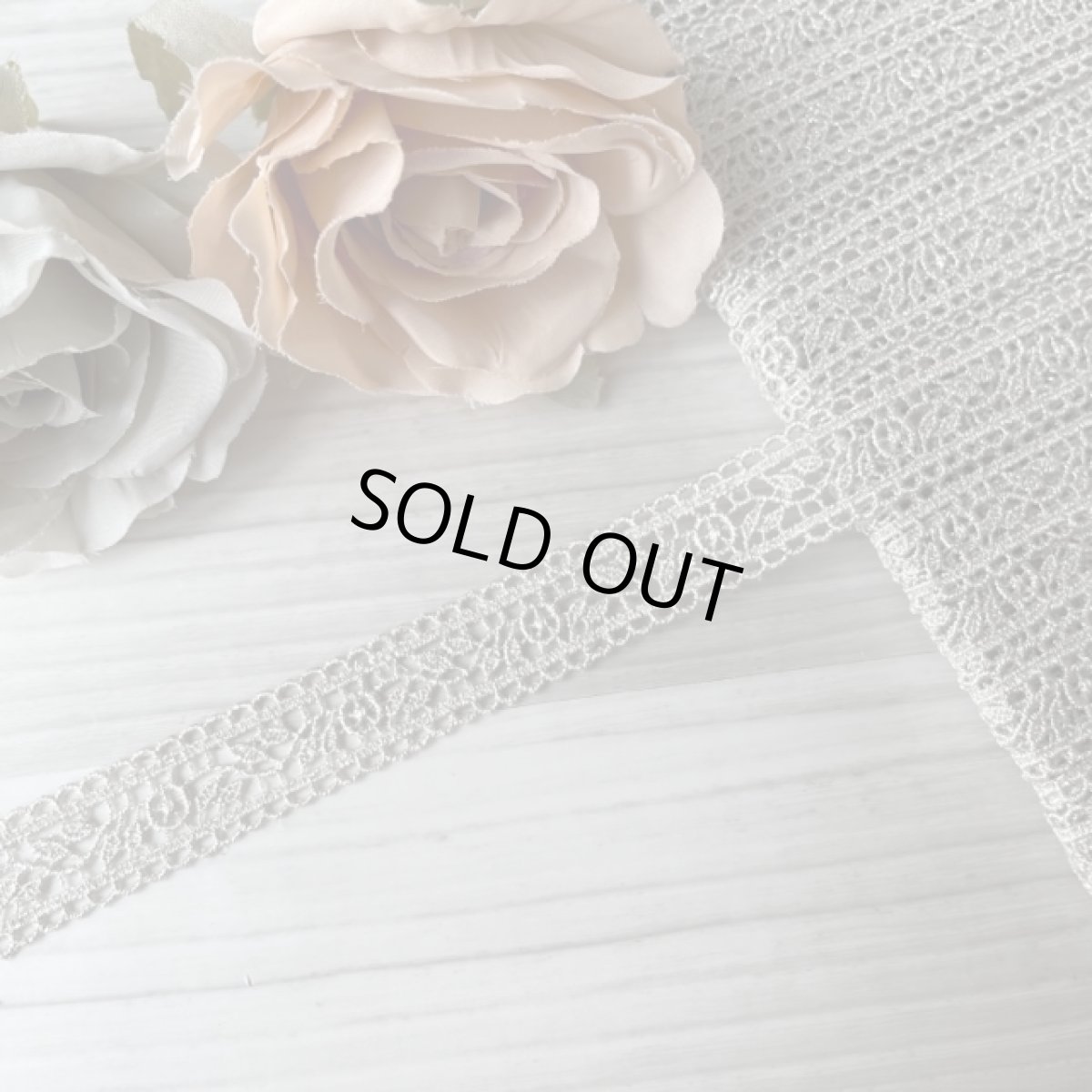 画像1: ケミカルレース　銀色　幅1.5cm　両山つぼみ薔薇柄　6.2m巻　日本製 (1)