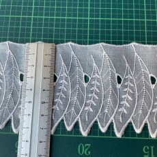 画像3: 【日本製】刺繍レース　ホワイト　お襟に　幅7.2cm葉柄羽根柄オーガンジー 1m (3)