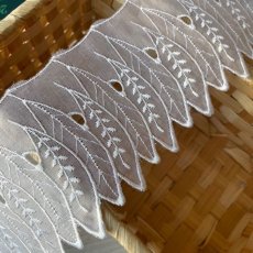 画像4: 【日本製】刺繍レース　ホワイト　お襟に　幅7.2cm葉柄羽根柄オーガンジー 1m (4)