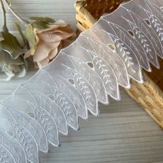 画像1: 【日本製】刺繍レース　ホワイト　お襟に　幅7.2cm葉柄羽根柄オーガンジー 1m (1)