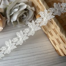 画像1: 幅2cm薔薇の蕾柄ケミカルレース　オフホワイト日本製　１ｍ (1)