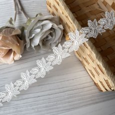 画像2: 幅2cm薔薇の蕾柄ケミカルレース　オフホワイト日本製　１ｍ (2)