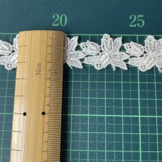 画像4: 幅2cm薔薇の蕾柄ケミカルレース　オフホワイト日本製　１ｍ (4)