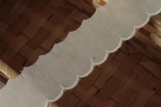 画像2: 【高品質な日本製】綿レース　オフホワイト　幅3cm　可愛いスカラ柄　3ｍ巻 (2)
