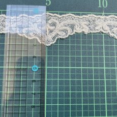 画像3: 【高品質な日本製】チュールレース　ウール糸　オフ白ラメ　幅3cm縁取りレース　1m (3)