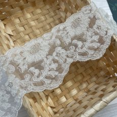 画像2: 【高品質な日本製】チュールレース　ウール糸　オフ白ラメ　幅8.5cm　1m (2)