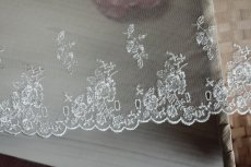 画像7: チュールレース　オフホワイト　幅10.5ｃｍリボン通し薔薇刺繍1ｍ巻！ (7)