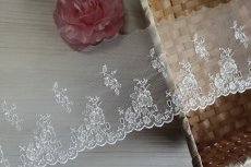 画像1: チュールレース　オフホワイト　幅10.5ｃｍリボン通し薔薇刺繍1ｍ巻！ (1)
