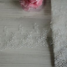画像2: チュールレース　オフホワイト　幅10.5ｃｍリボン通し薔薇刺繍1ｍ巻！ (2)