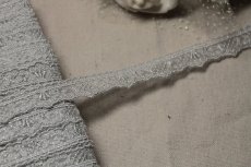 画像3: 【日本製】チュールレース　銀色　幅1.7cm　繊細なスカラ柄　6m巻　 (3)