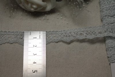 画像1: 【日本製】チュールレース　シックな銀色　幅1.7cm　繊細なスカラ柄　6m巻　