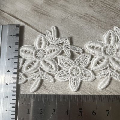 画像1: 【高品質な日本製】コットンケミカルレース　ツインの花柄　幅5.5cm　オフホワイト３ｍ