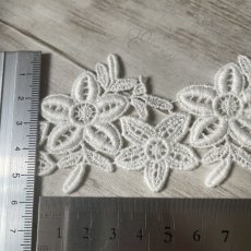 画像10: 【高品質な日本製】コットンケミカルレース　ツインの花柄　幅5.5cm　オフホワイト３ｍ (10)