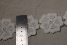 画像3: 【高品質な日本製】コットンケミカルレース　花柄　幅5.2cm　オフホワイト3ｍ (3)