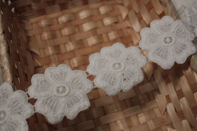 画像2: 【高品質な日本製】コットンケミカルレース　花柄　幅5.2cm　オフホワイト3ｍ