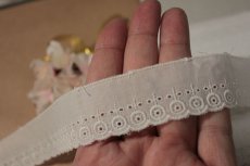 画像4: 【高品質な日本製】6ｍ！幅3cm刺繍の美しい一輪花レース　オフホワイト (4)