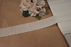 画像2: 【高品質な日本製】6ｍ！幅3cm刺繍の美しい一輪花レース　オフホワイト (2)