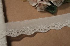 画像2: 【高品質な日本製】6ｍ！幅3.2cm刺繍の美しい薔薇柄綿レース　オフホワイト (2)