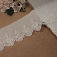 画像1: 【高品質な日本製】3ｍ！幅6.2cm刺繍の美しい薔薇柄綿レース　オフホワイト (1)