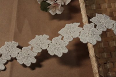 画像3: 【高品質な日本製】コットンケミカルレース　ツインの花柄　幅5.4cm　オフホワイト1ｍ