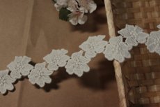 画像10: 【高品質な日本製】コットンケミカルレース　ツインの花柄　幅5.4cm　オフホワイト1ｍ (10)