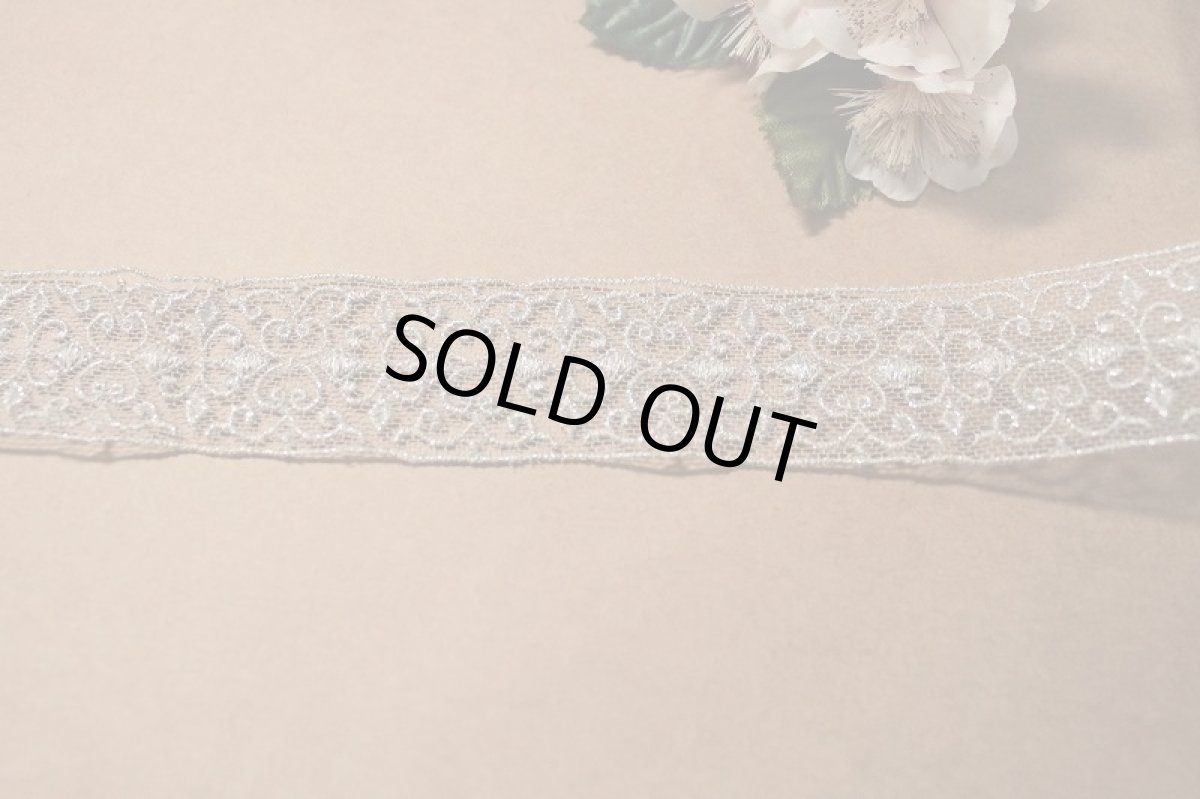 画像2: 【日本製】チュールレース　シルバー　幅3cm　繊細な両山アラベスク蔓柄　3m巻　 (2)