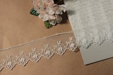 画像2: 【高品質な日本製】チュールレース　オフホワイト　幅4.3cmきれいな薔薇柄　３ｍ巻 (2)