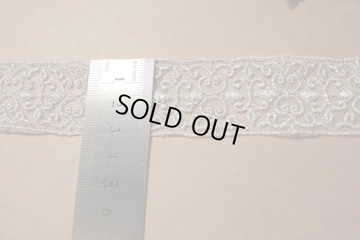 画像4: 【日本製】チュールレース　シルバー　幅3cm　繊細な両山アラベスク蔓柄　3m巻　 (4)