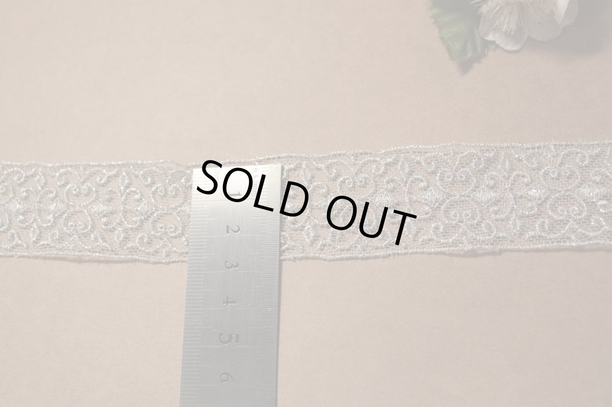 画像3: 【日本製】チュールレース　シルバー　幅3cm　繊細な両山アラベスク蔓柄　3m巻　 (3)