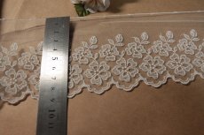 画像3: 【高品質な日本製】チュールレース　オフホワイト　幅8.5cm２段の小花柄　３ｍ巻　ウエディングベール (3)