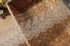 画像5: 【高品質な日本製】チュールレース　オフホワイト　幅8.5cm２段の小花柄　３ｍ巻　ウエディングベール (5)