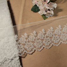 画像1: 【高品質な日本製】チュールレース　オフホワイト　幅8.5cm２段の小花柄　３ｍ巻　ウエディングベール (1)