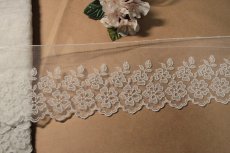 画像2: 【高品質な日本製】チュールレース　オフホワイト　幅8.5cm２段の小花柄　３ｍ巻　ウエディングベール (2)