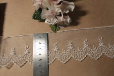 画像4: 【高品質な日本製】チュールレース　オフホワイト　幅5.6cm可愛い小花柄　３ｍ巻　ウエディングベール (4)