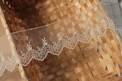 画像2: 【高品質な日本製】チュールレース　オフホワイト　幅5.6cm可愛い小花柄　３ｍ巻　ウエディングベール