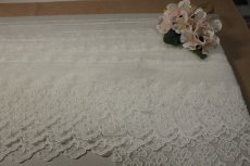 画像8: 【高品質な日本製】チュールレース　オフホワイト　幅8.5cm２段の小花柄　３ｍ巻　ウエディングベール (8)