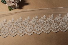 画像4: 【高品質な日本製】チュールレース　オフホワイト　幅8.5cm２段の小花柄　３ｍ巻　ウエディングベール (4)