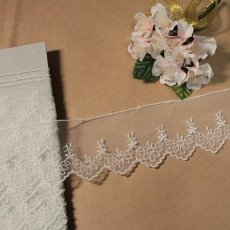 画像1: 【高品質な日本製】チュールレース　オフホワイト　幅5.6cm可愛い小花柄　３ｍ巻　ウエディングベール (1)