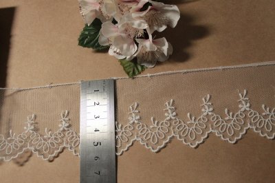 画像1: 【高品質な日本製】チュールレース　オフホワイト　幅5.6cm可愛い小花柄　３ｍ巻　ウエディングベール