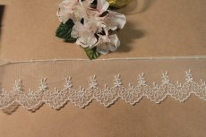 画像2: 【高品質な日本製】チュールレース　オフホワイト　幅5.6cm可愛い小花柄　３ｍ巻　ウエディングベール (2)
