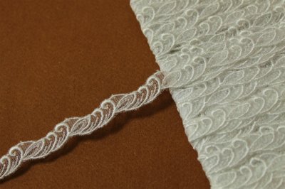 画像1: 【日本製】チュールレース　オフホワイト　幅1ｃｍ綺麗な波と葉っぱ柄　３ｍ　