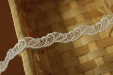 画像2: 【日本製】チュールレース　オフホワイト　幅1ｃｍ綺麗な波と葉っぱ柄　３ｍ　 (2)