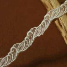 画像1: 【日本製】チュールレース　オフホワイト　幅1ｃｍ綺麗な波と葉っぱ柄　３ｍ　 (1)