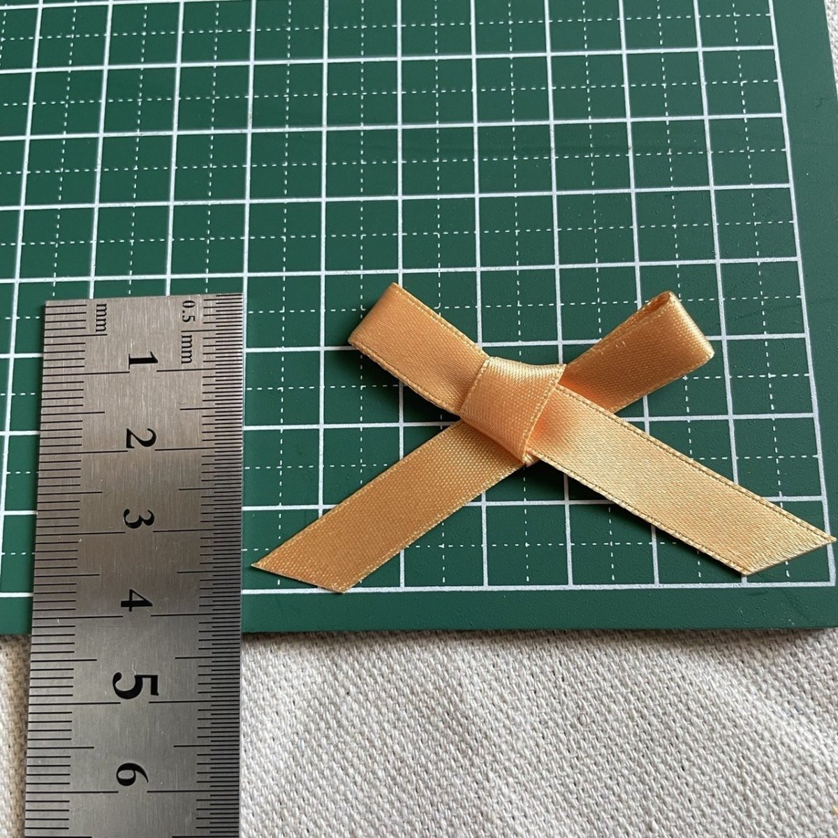 画像1: 5０個！可愛いリボンモチーフ　上品なオレンジ　ハンドメイドに　たて約3.7cm×横約7cm (1)