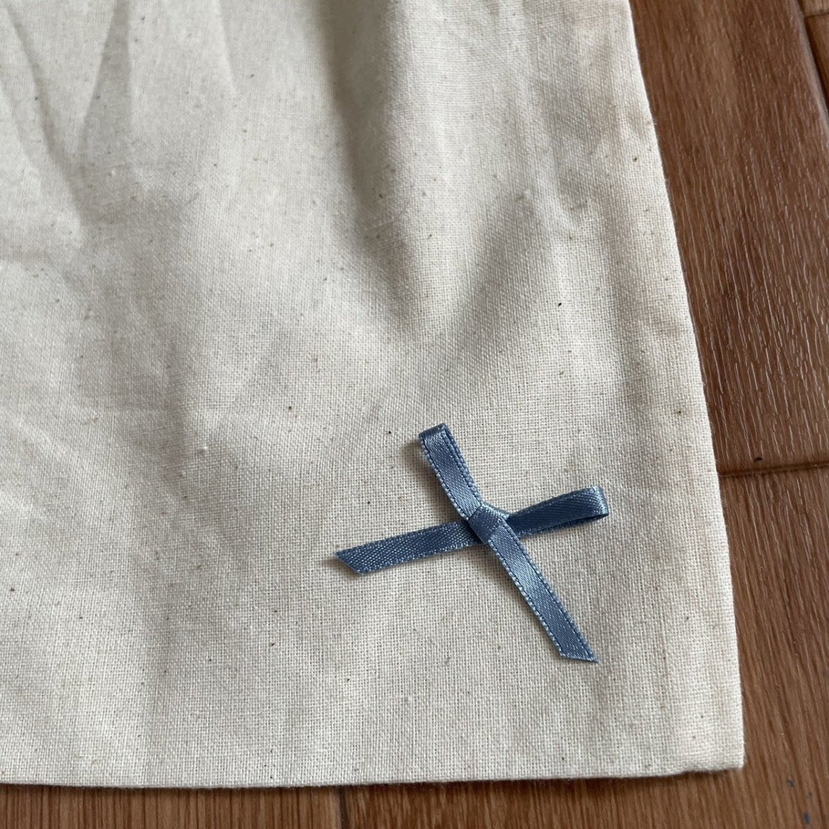 画像3: 【1個3円】約1000個！可愛いリボンモチーフ　ブルーグレー　ハンドメイドに　たて約2.7cm×横約4cm (3)