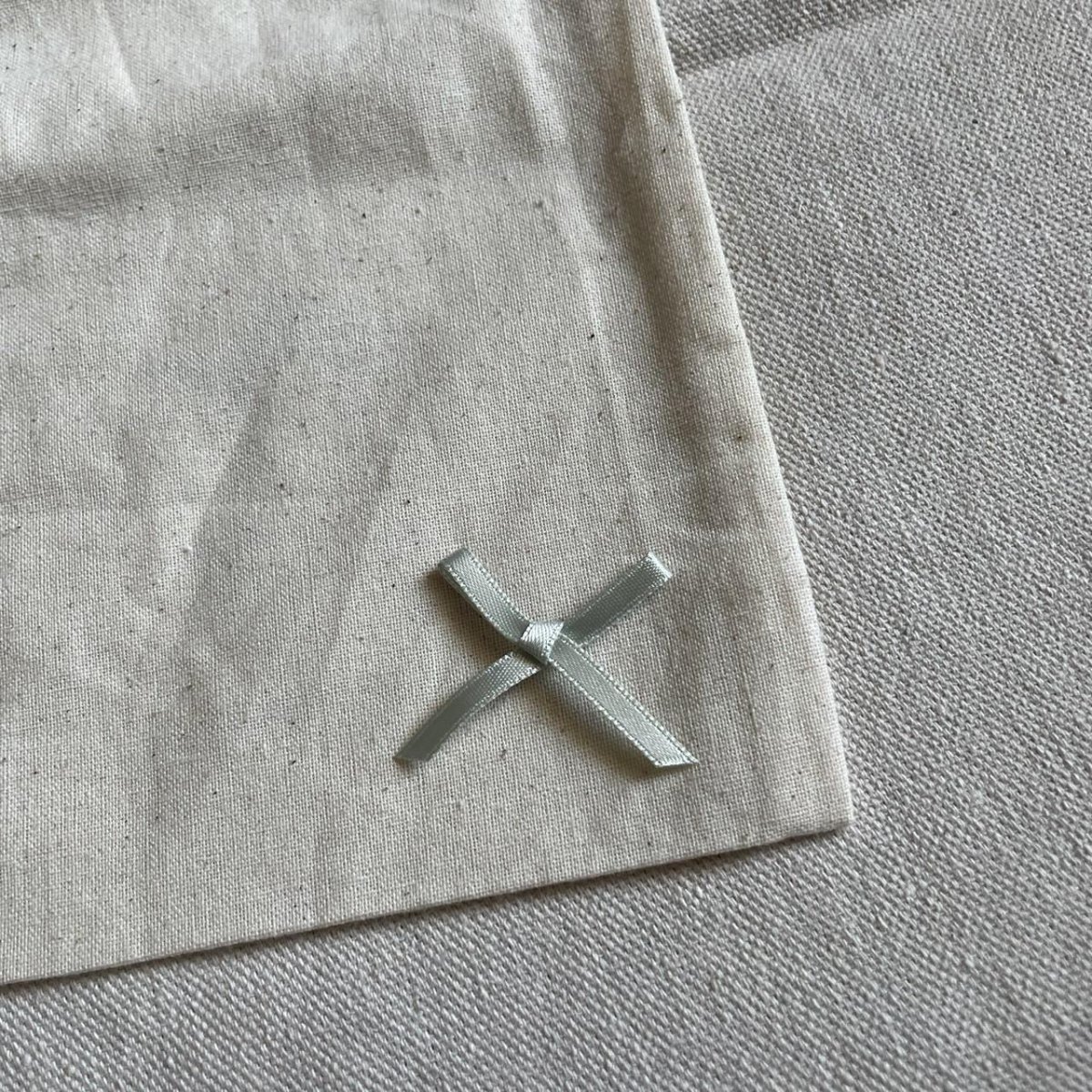 画像2: 50個！可愛いリボンモチーフ　若草色　ハンドメイドに　たて約3cm×横約4cm (2)