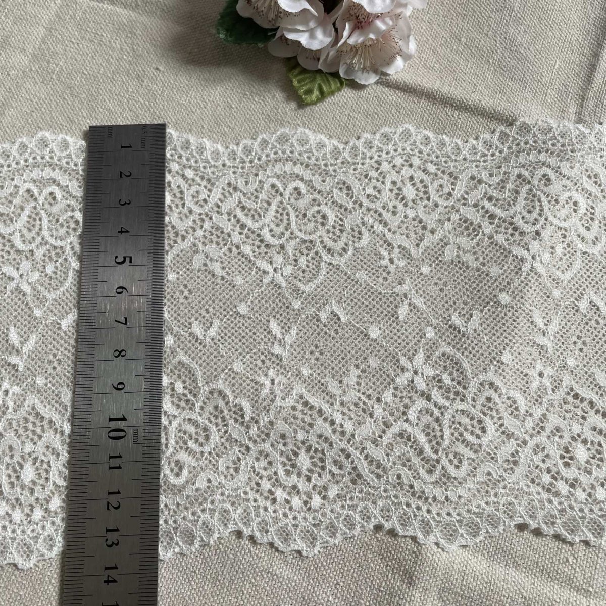 画像3: 【1m130円日本製】幅13.6cm繊細なアラベスク柄ラッセルストレッチレース オフホワイト5m  (3)