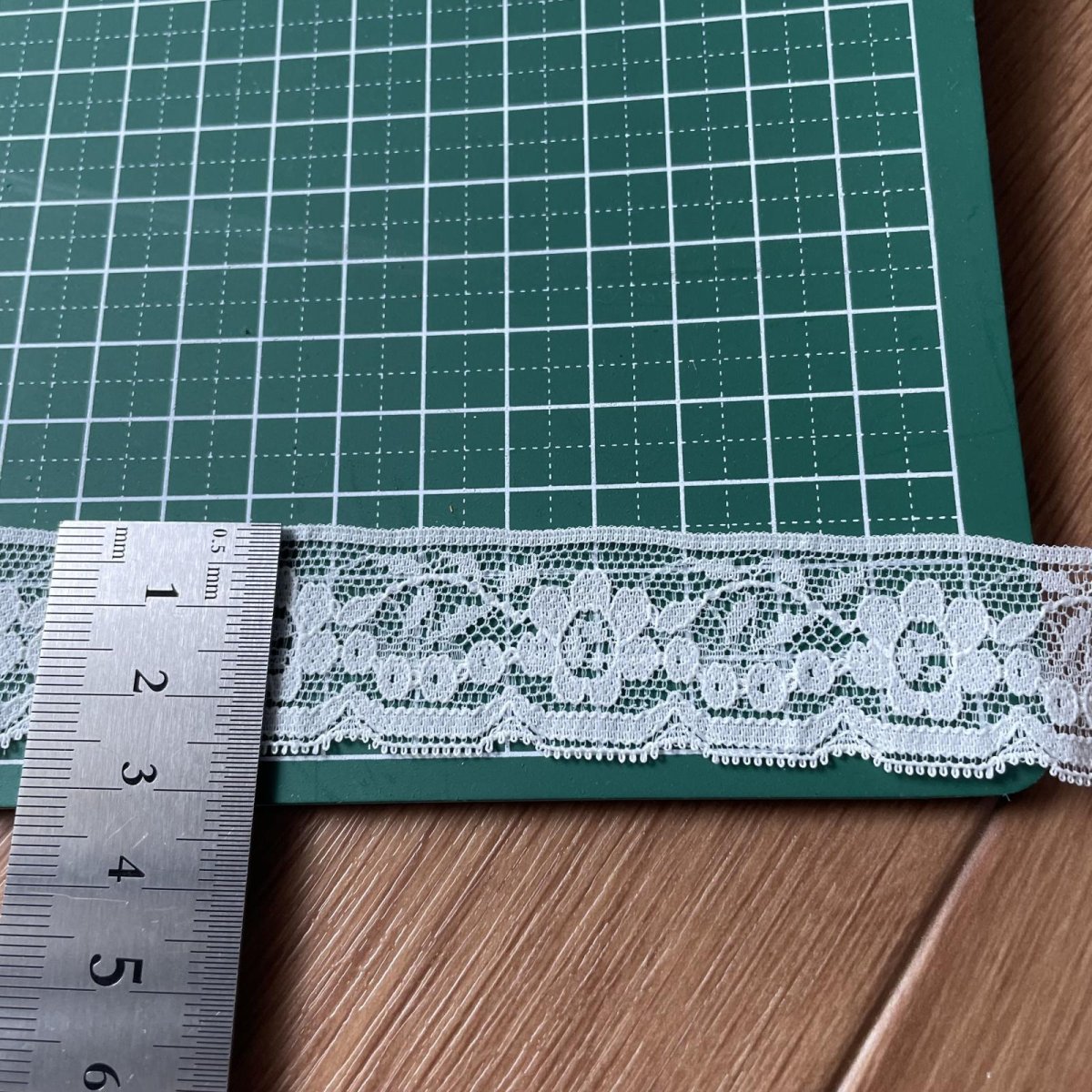 画像3: 【日本製】ラッセルレース　オフホワイト　幅2.6cm可愛い小花柄　 (3)