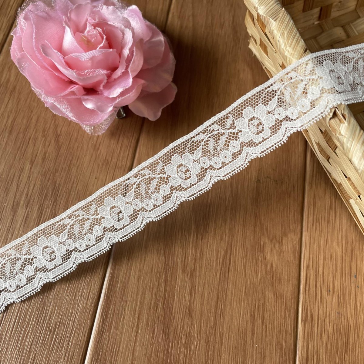 画像2: 【日本製】ラッセルレース　オフホワイト　幅2.6cm可愛い小花柄　 (2)