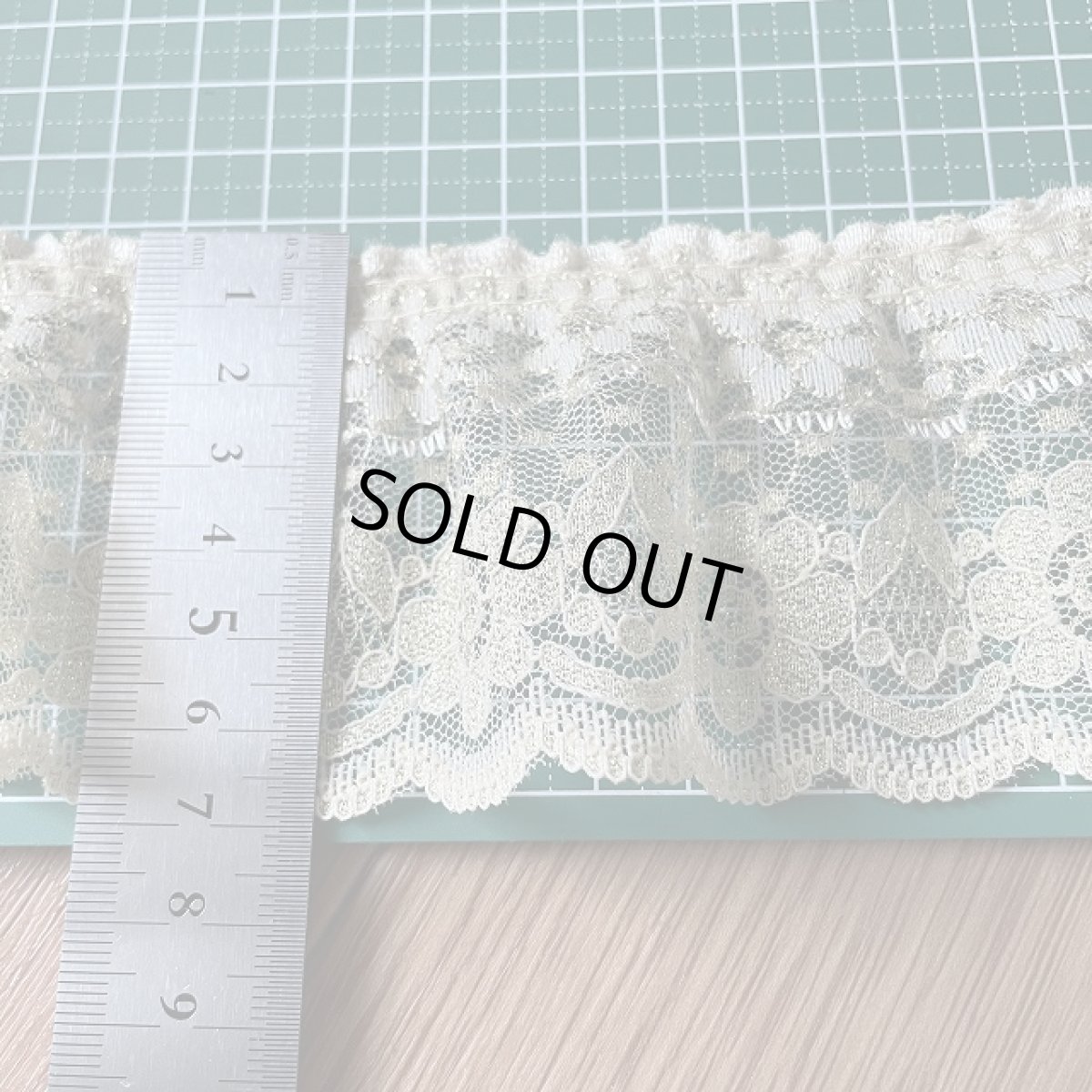 画像3: 【日本製】２段フリルが可愛いラッセルフリルレース　ゴールドラメ　幅6.8cm小花柄　5m巻　衣装に (3)